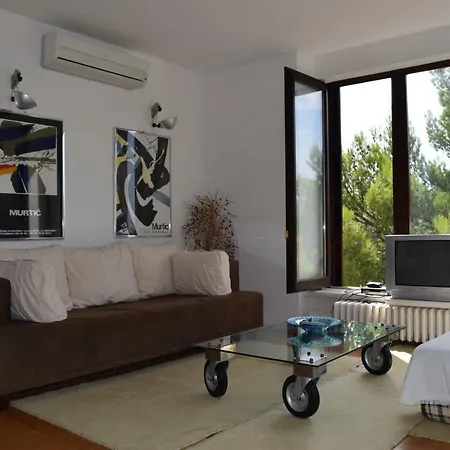 Polic Apartment